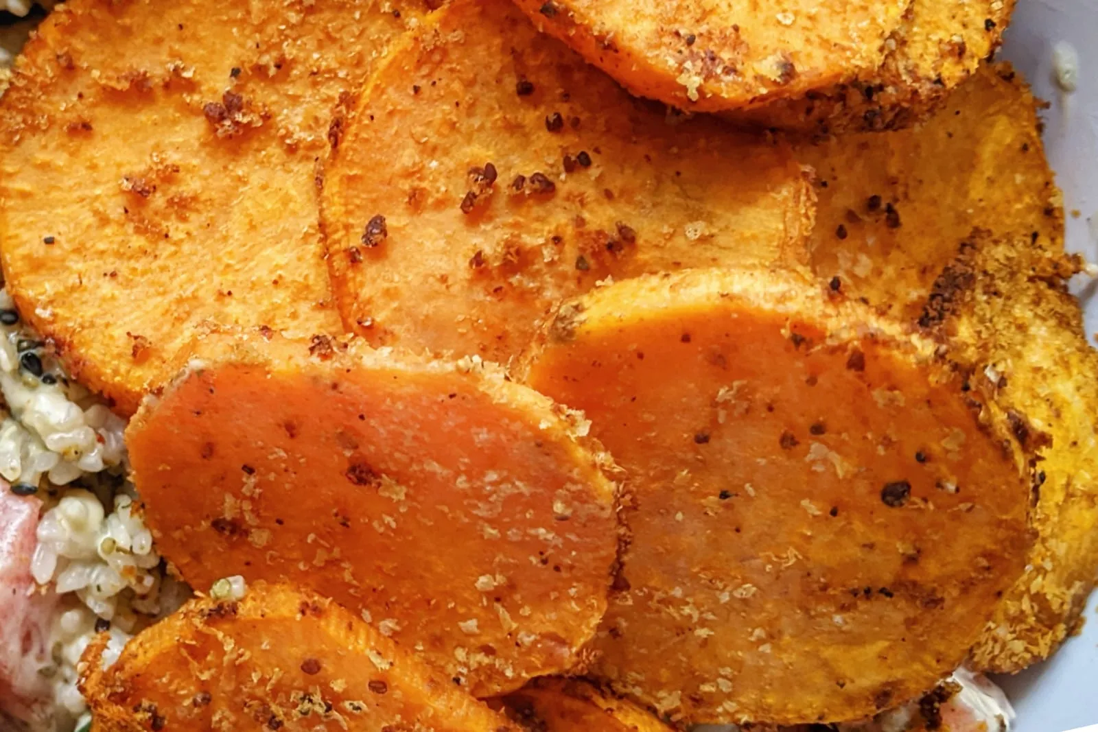 Des morceaux de patate douce rôtis et épicés.