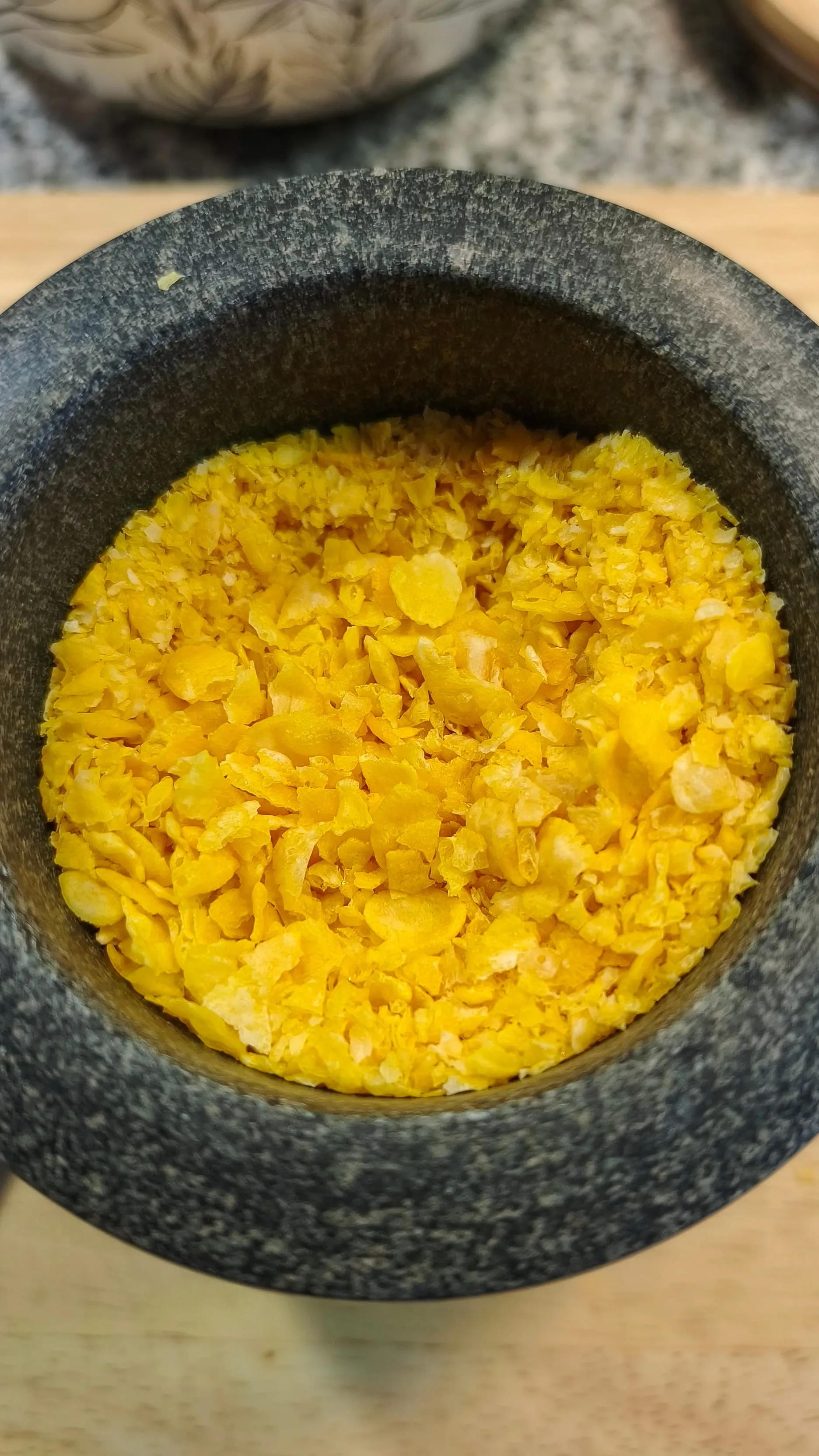 Des corn flakes broyés dans un mortier
