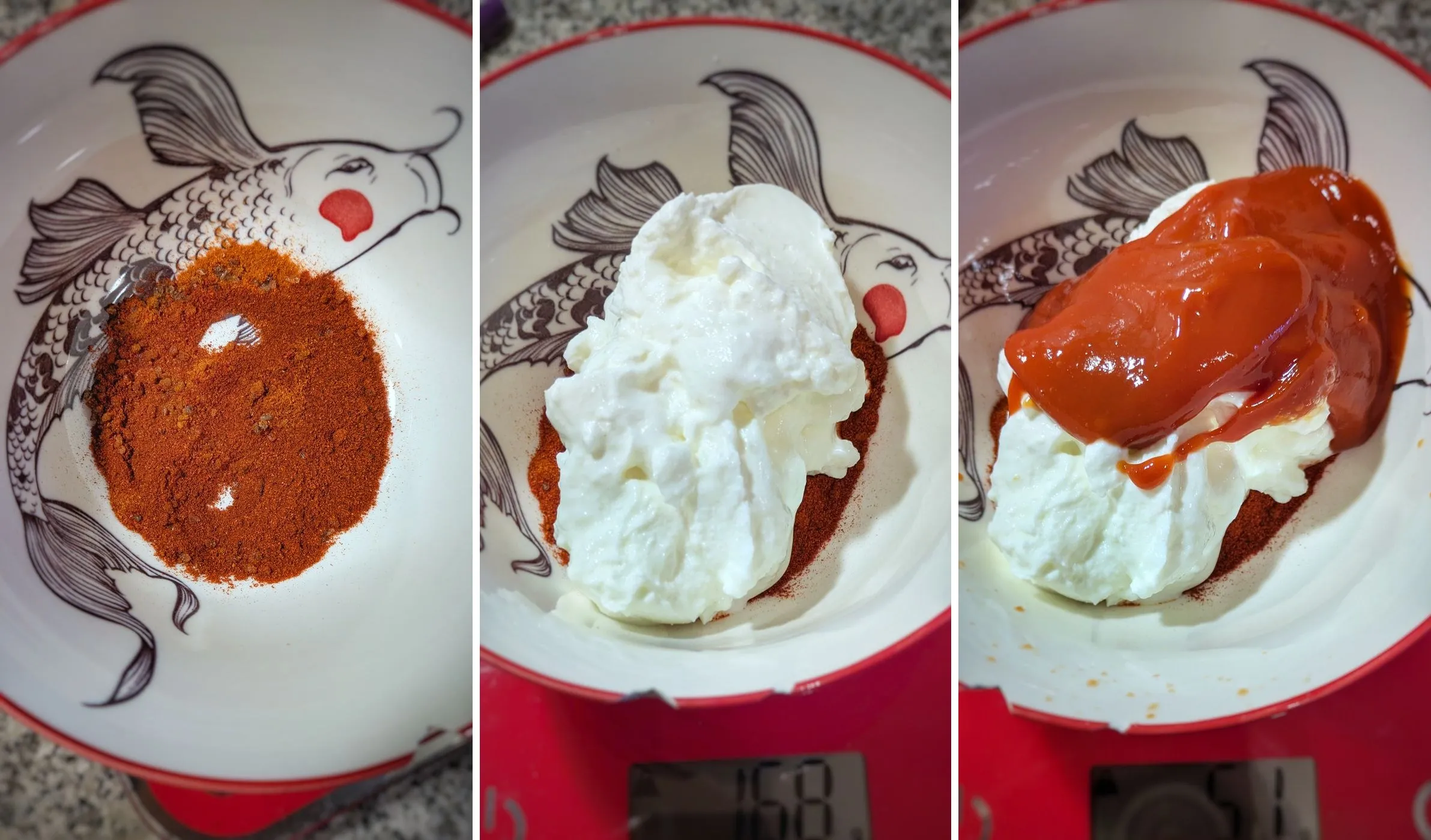 Trois étapes du mélange dans un bol : le paprika fumé et l'ail en poudre au fond, le skyr ajouté par-dessus, puis le ketchup versé sur le skyr.