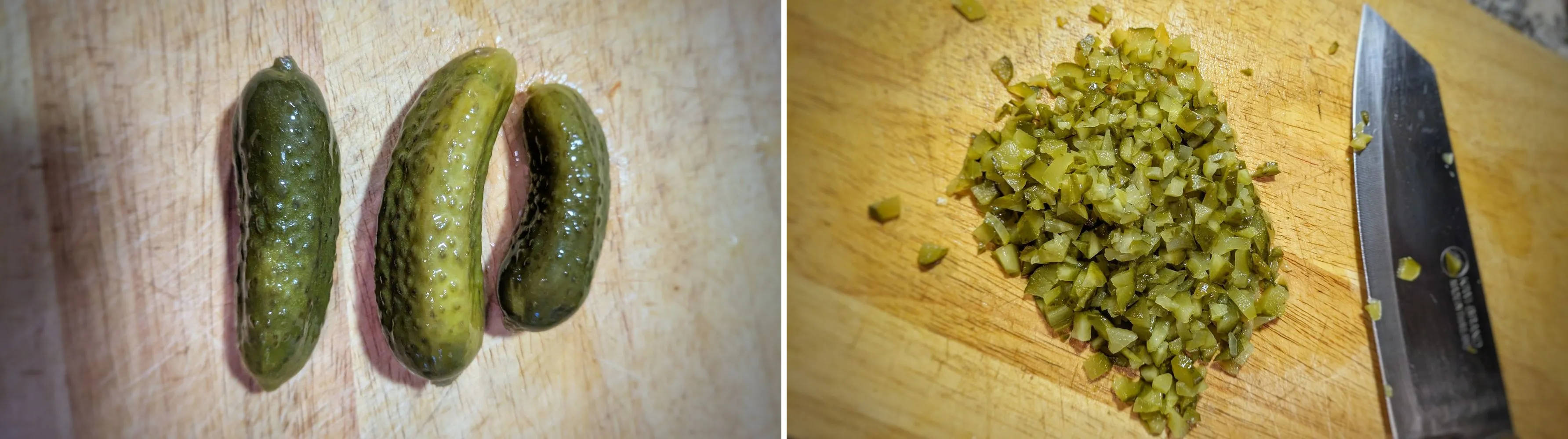 Trois cornichons aigre-doux entiers sur une planche en bois, puis les mêmes cornichons hachés finement à côté d'un couteau.